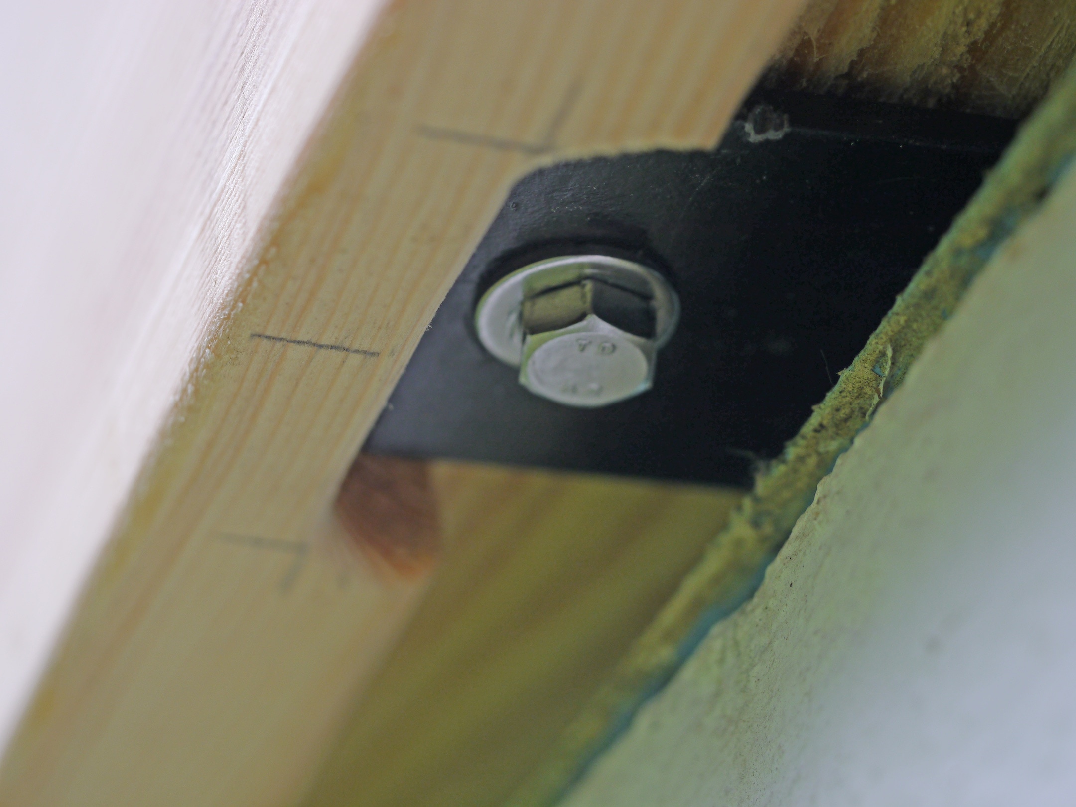 04 Detail upevnění trámu k patce nerezovými vruty