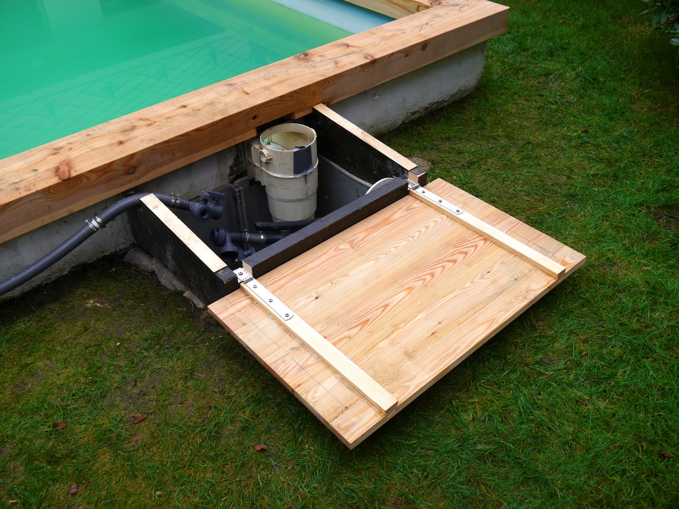 06 Víko řešeno spárovkou zpevněnou svlakovými lištami