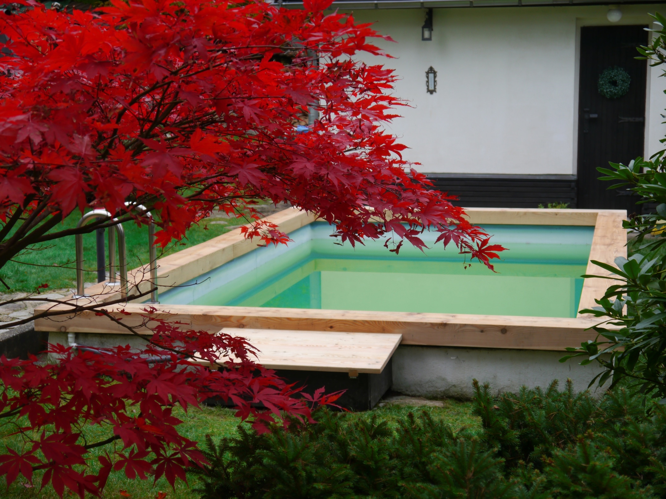 07 Bazén po dokončení v podzimním odpoledni