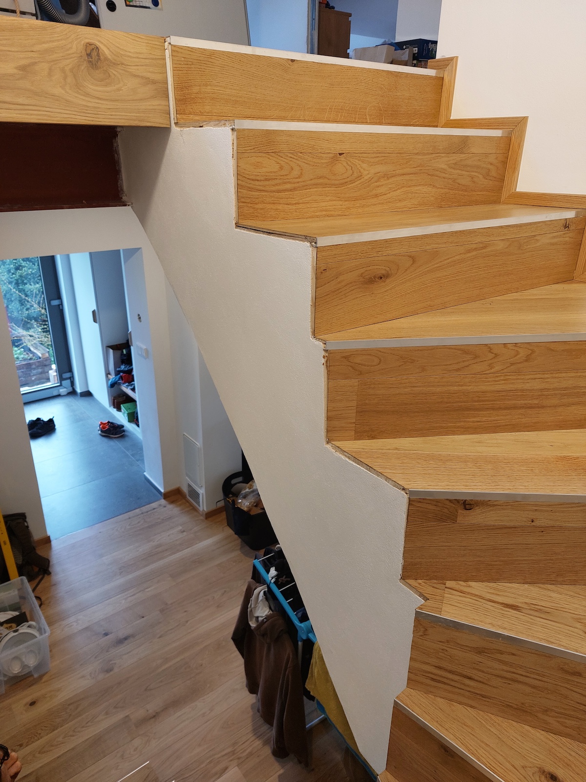 01 nároží schodů před zalištováním